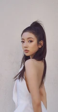 匀称身形女生何瑞贤享受户外时光，V领露背装白裙，气质美丽