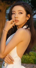匀称身形女生何瑞贤享受户外时光，V领露背装白裙，气质美丽