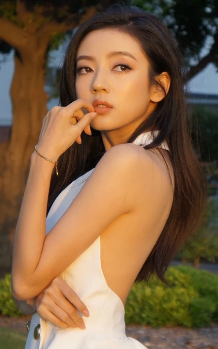 匀称身形女生何瑞贤享受户外时光，V领露背装白裙，气质美丽