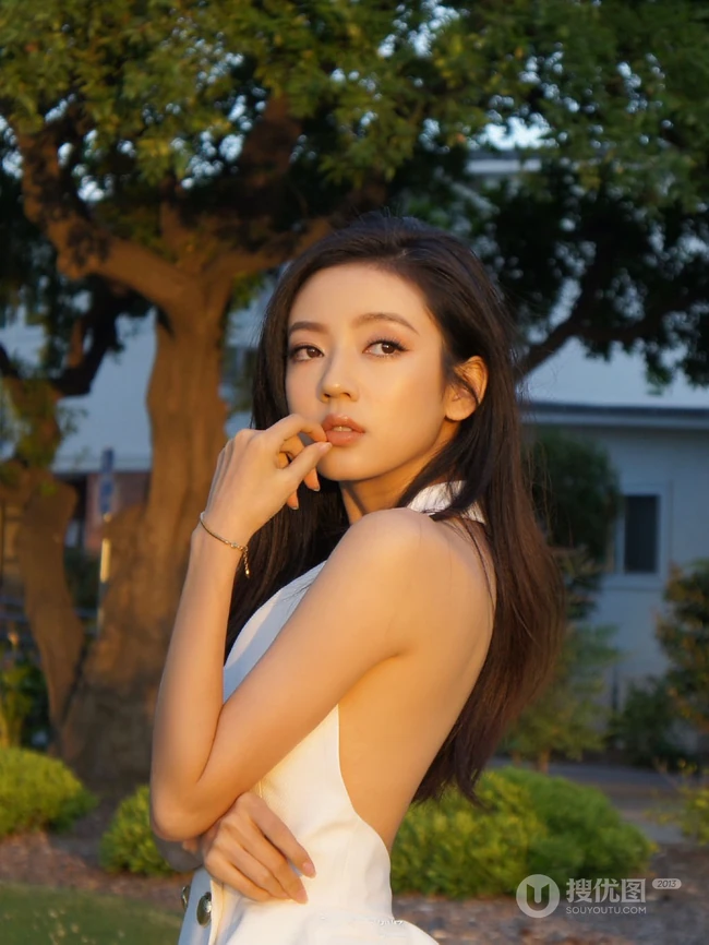 匀称身形女生何瑞贤享受户外时光，V领露背装白裙，气质美丽