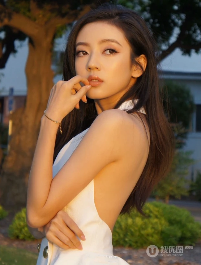 匀称身形女生何瑞贤享受户外时光，V领露背装白裙，气质美丽