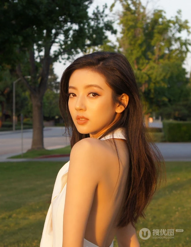 匀称身形女生何瑞贤享受户外时光，V领露背装白裙，气质美丽
