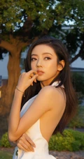 匀称身形女生何瑞贤享受户外时光，V领露背装白裙，气质美丽