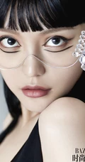 周扬青齐刘海长发发型酷美时尚气质黑白写真杂志图片