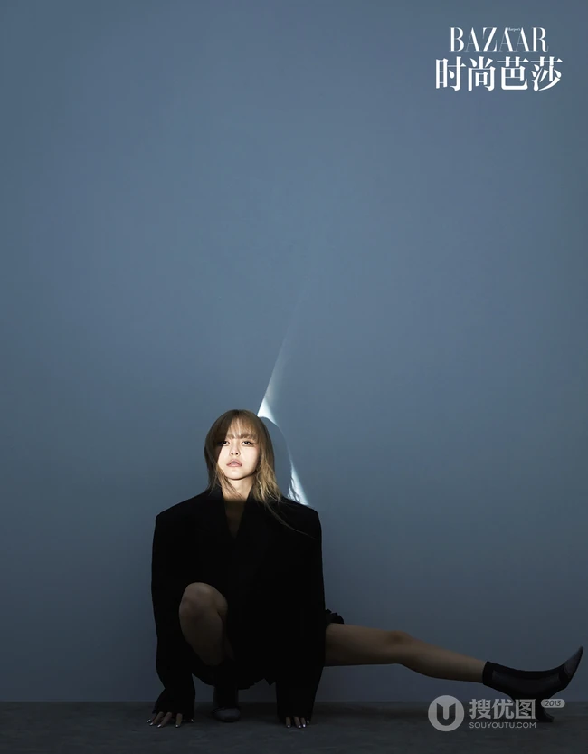 周扬青齐刘海长发发型酷美时尚气质黑白写真杂志图片