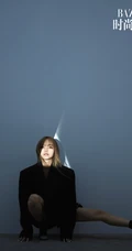 周扬青齐刘海长发发型酷美时尚气质黑白写真杂志图片