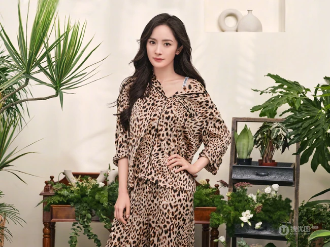 杨幂气质睡裙，睡衣系列写真图片