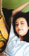 何瑞贤黑色紧身肩带背心搭配白色短裤唯美气质LOMO写真图片