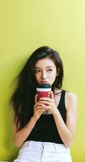 何瑞贤黑色紧身肩带背心搭配白色短裤唯美气质LOMO写真图片