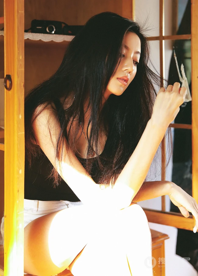 何瑞贤黑色紧身肩带背心搭配白色短裤唯美气质LOMO写真图片