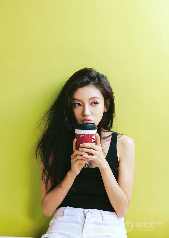 何瑞贤黑色紧身肩带背心搭配白色短裤唯美气质LOMO写真图片