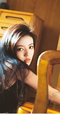 何瑞贤黑色紧身肩带背心搭配白色短裤唯美气质LOMO写真图片