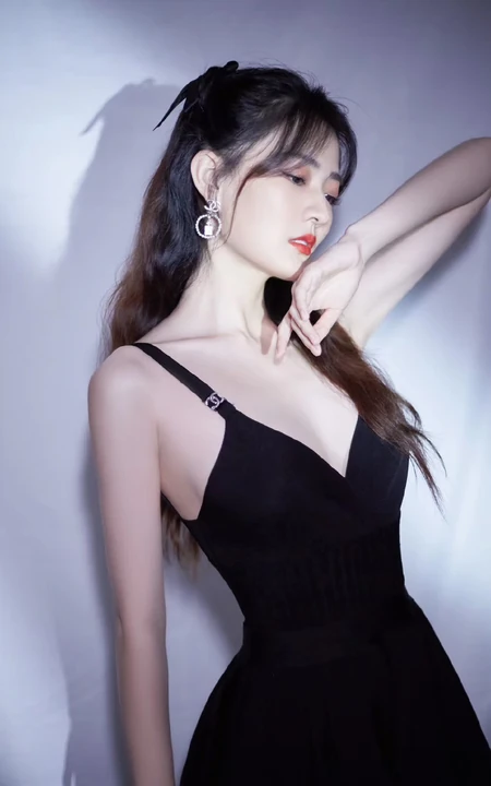 徐璐超气质图片，徐璐V领肩带黑裙着身，显匀称身形白皙肌肤写真照片