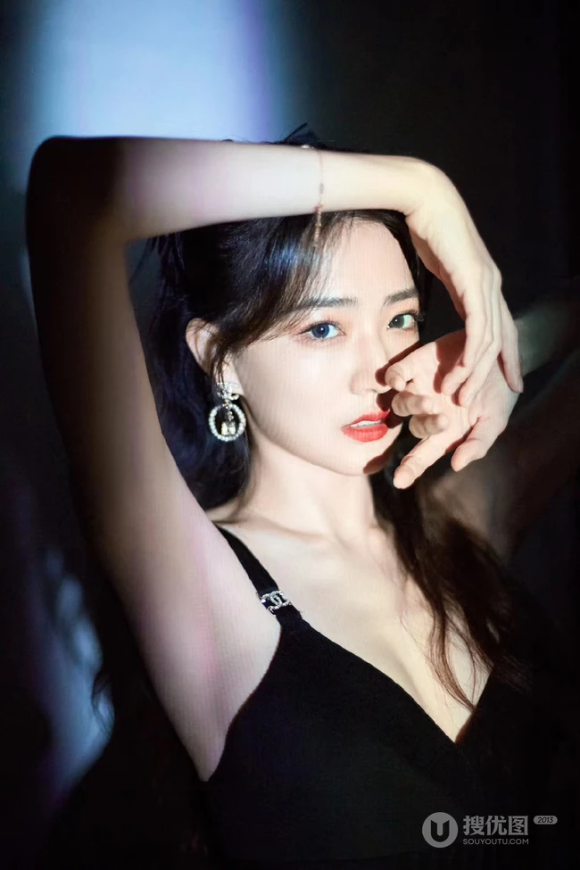 徐璐超气质图片，徐璐V领肩带黑裙着身，显匀称身形白皙肌肤写真照片