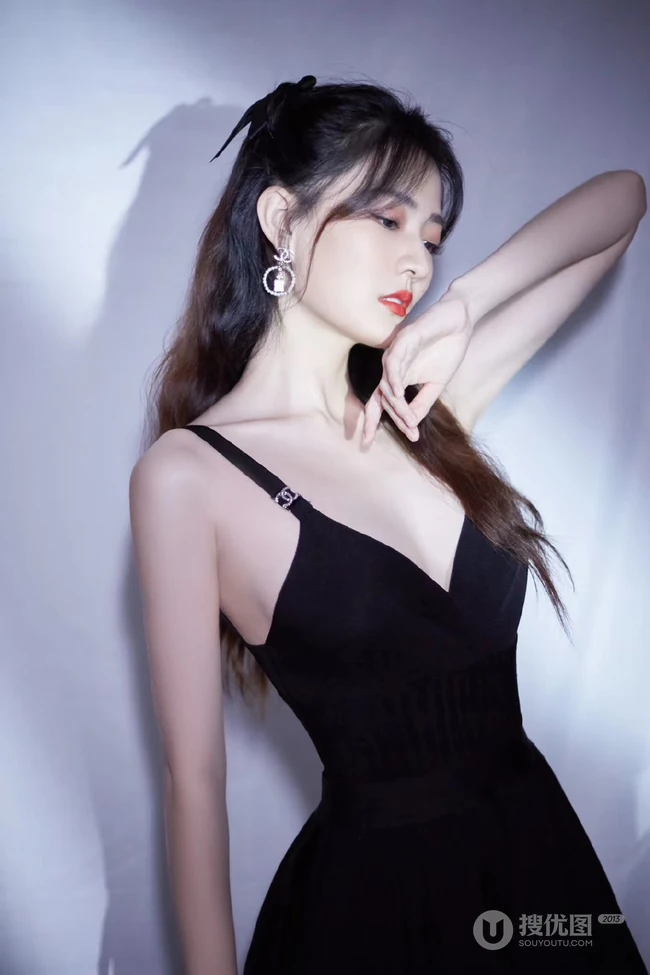 徐璐超气质图片，徐璐V领肩带黑裙着身，显匀称身形白皙肌肤写真照片