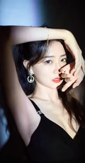 徐璐超气质图片，徐璐V领肩带黑裙着身，显匀称身形白皙肌肤写真照片