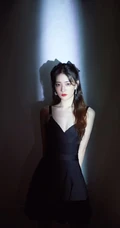 徐璐超气质图片，徐璐V领肩带黑裙着身，显匀称身形白皙肌肤写真照片