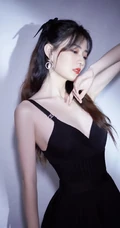 徐璐超气质图片，徐璐V领肩带黑裙着身，显匀称身形白皙肌肤写真照片