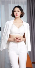 气质高挑型女生轻熟艺轩花生办公司女老板，全白西服套装，气场十足