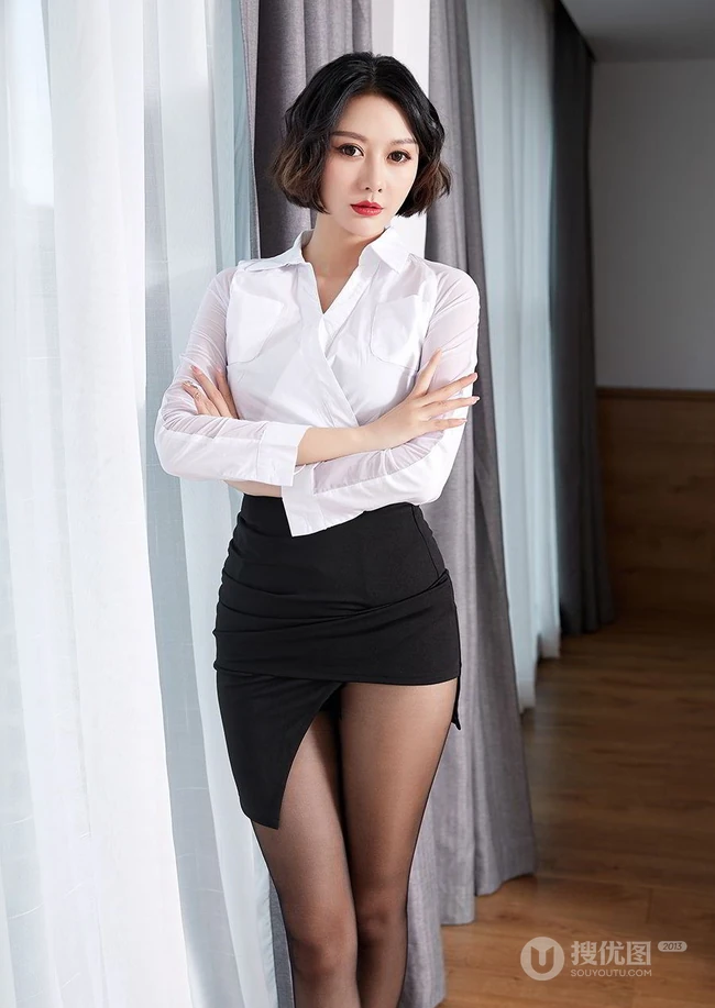 气质高挑型女生轻熟艺轩花生办公司女老板，全白西服套装，气场十足