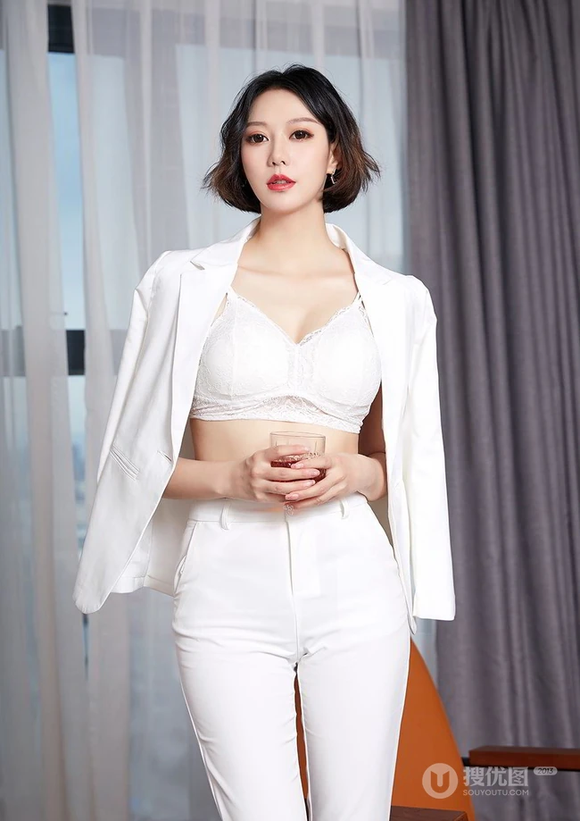 气质高挑型女生轻熟艺轩花生办公司女老板，全白西服套装，气场十足