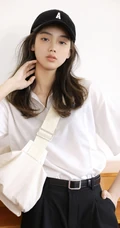 戴着棒球帽，身穿棒球白衣黑色短裤的长发可爱玲珑少女高清写真