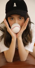 戴着棒球帽，身穿棒球白衣黑色短裤的长发可爱玲珑少女高清写真