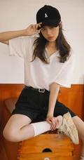 戴着棒球帽，身穿棒球白衣黑色短裤的长发可爱玲珑少女高清写真