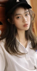 戴着棒球帽，身穿棒球白衣黑色短裤的长发可爱玲珑少女高清写真