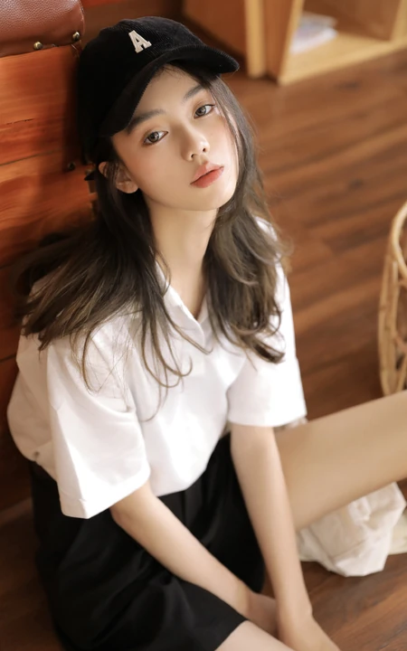 戴着棒球帽，身穿棒球白衣黑色短裤的长发可爱玲珑少女高清写真