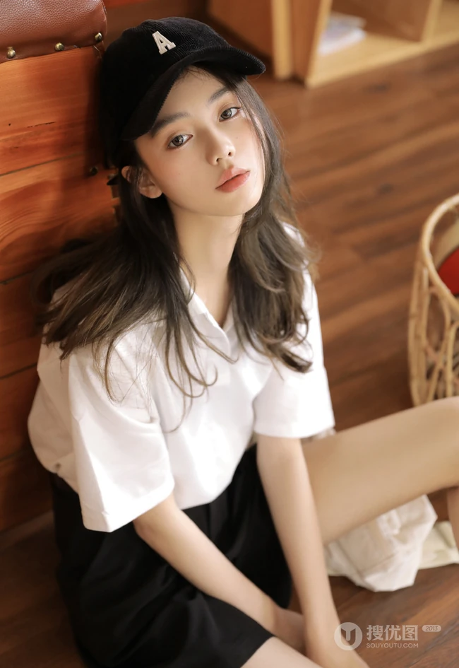 戴着棒球帽，身穿棒球白衣黑色短裤的长发可爱玲珑少女高清写真