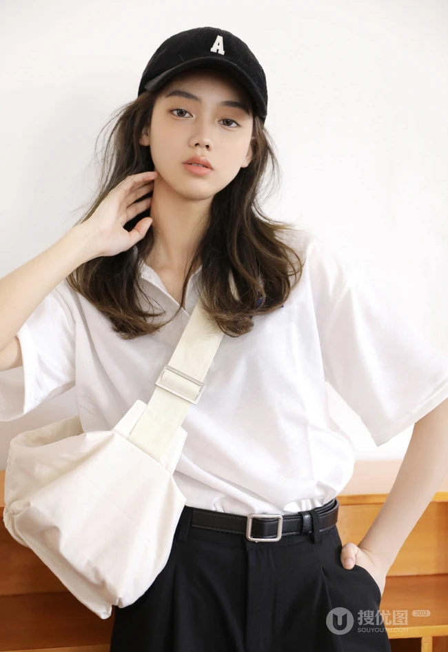 戴着棒球帽，身穿棒球白衣黑色短裤的长发可爱玲珑少女高清写真