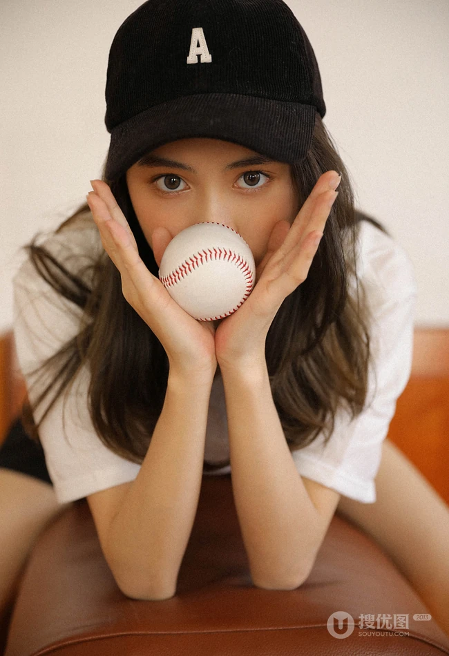 戴着棒球帽，身穿棒球白衣黑色短裤的长发可爱玲珑少女高清写真