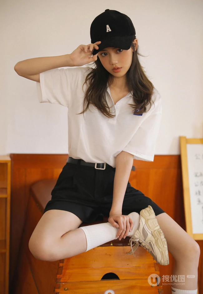 戴着棒球帽，身穿棒球白衣黑色短裤的长发可爱玲珑少女高清写真