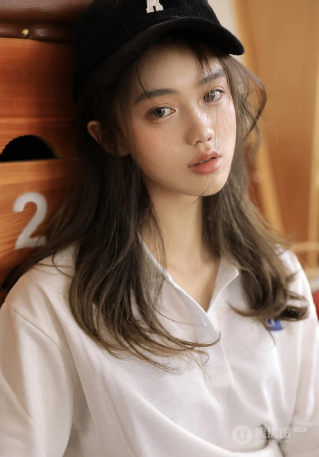 戴着棒球帽，身穿棒球白衣黑色短裤的长发可爱玲珑少女高清写真