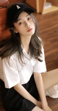 戴着棒球帽，身穿棒球白衣黑色短裤的长发可爱玲珑少女高清写真