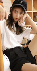戴着棒球帽，身穿棒球白衣黑色短裤的长发可爱玲珑少女高清写真