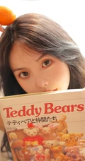 气质清纯低领装短裤少女居家看杂志，吃水果悠闲曝光写真图片