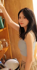 气质清纯低领装短裤少女居家看杂志，吃水果悠闲曝光写真图片