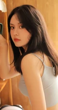 气质清纯低领装短裤少女居家看杂志，吃水果悠闲曝光写真图片
