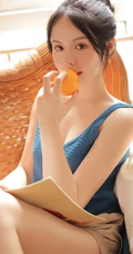 气质清纯低领装短裤少女居家看杂志，吃水果悠闲曝光写真图片