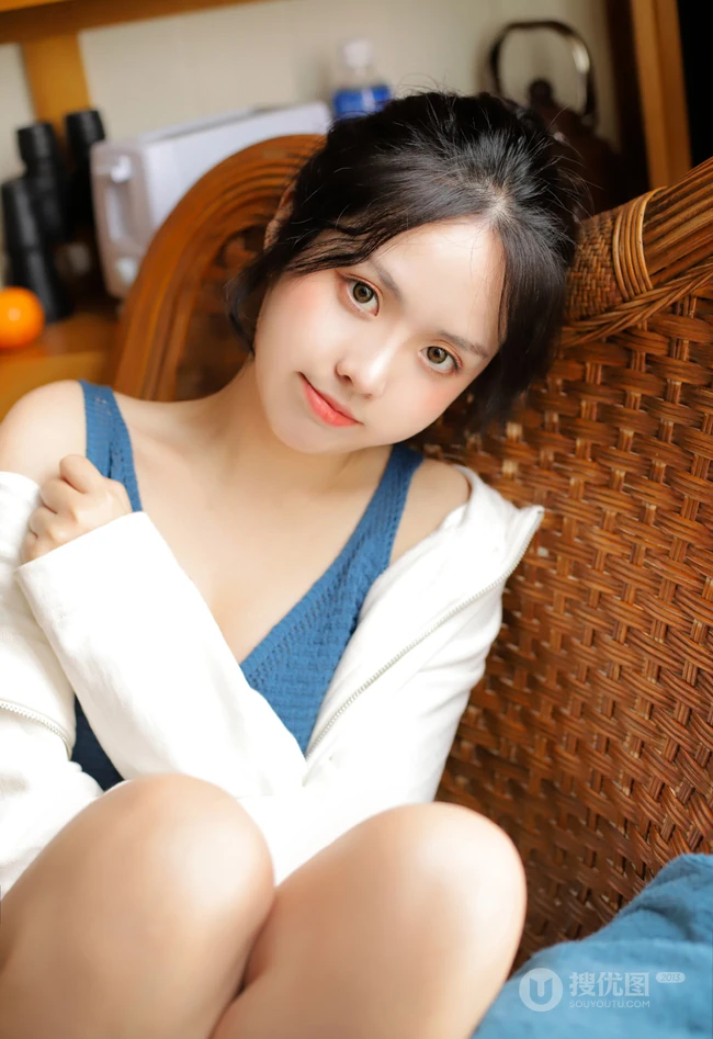 气质清纯低领装短裤少女居家看杂志，吃水果悠闲曝光写真图片
