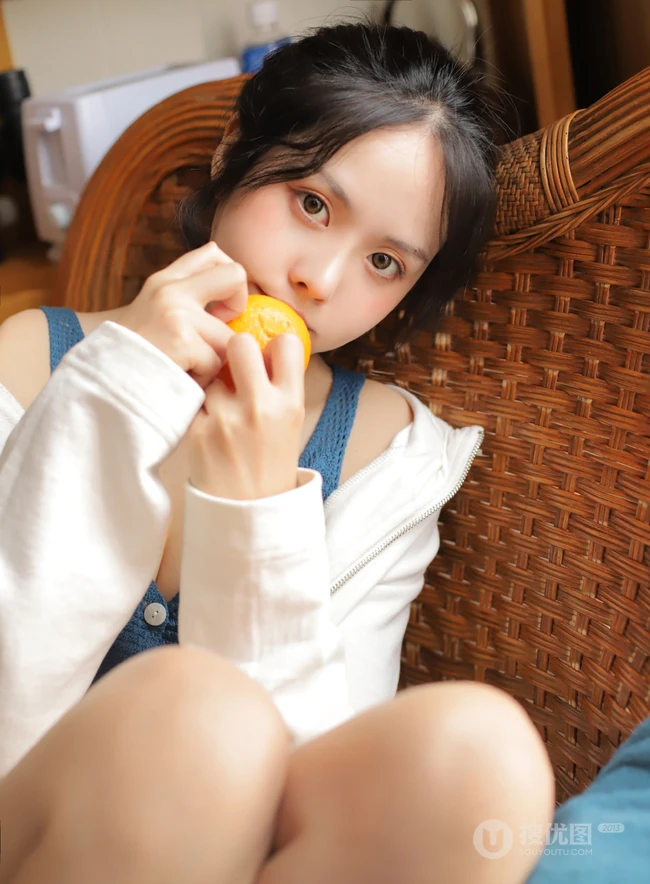 气质清纯低领装短裤少女居家看杂志，吃水果悠闲曝光写真图片