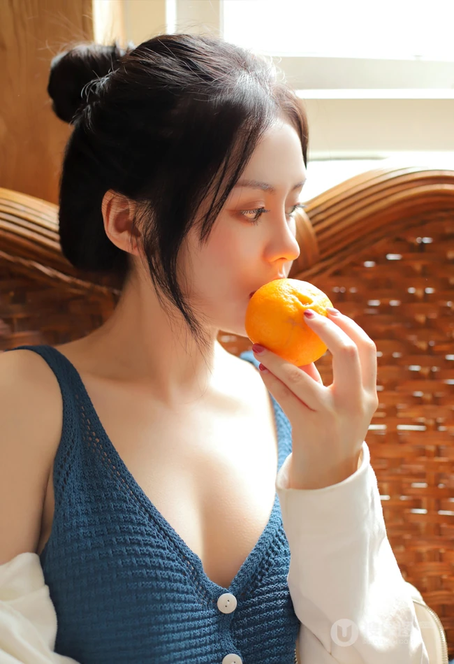 气质清纯低领装短裤少女居家看杂志，吃水果悠闲曝光写真图片