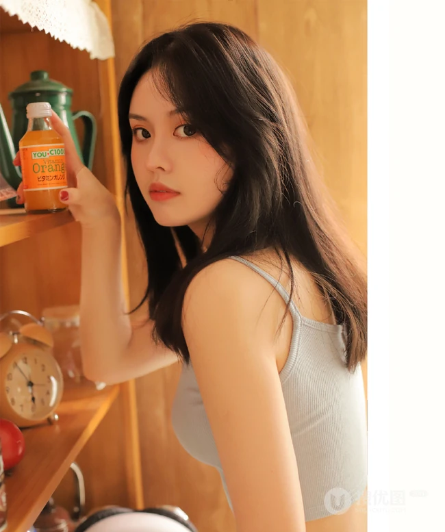 气质清纯低领装短裤少女居家看杂志，吃水果悠闲曝光写真图片