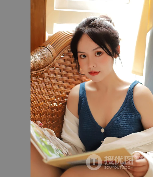 气质清纯低领装短裤少女居家看杂志，吃水果悠闲曝光写真图片