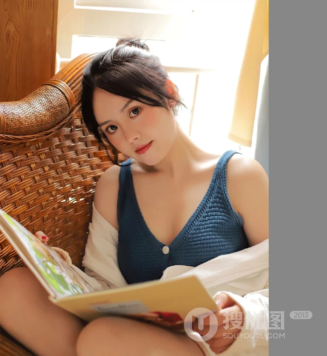 气质清纯低领装短裤少女居家看杂志，吃水果悠闲曝光写真图片
