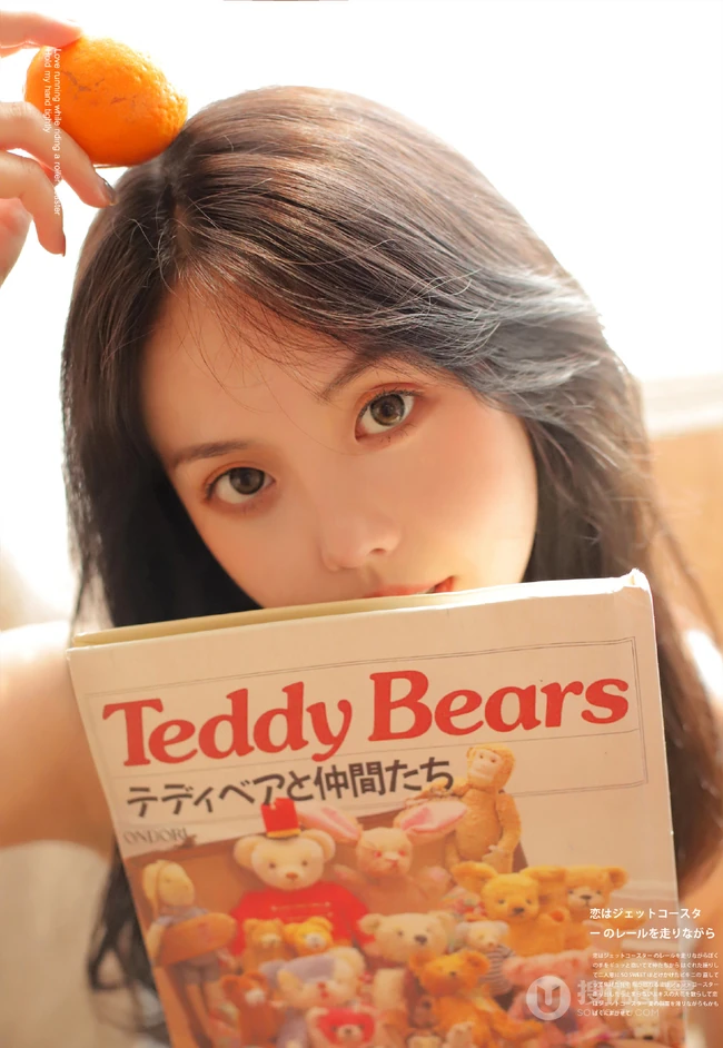 气质清纯低领装短裤少女居家看杂志，吃水果悠闲曝光写真图片