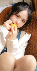 气质清纯低领装短裤少女居家看杂志，吃水果悠闲曝光写真图片
