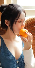 气质清纯低领装短裤少女居家看杂志，吃水果悠闲曝光写真图片